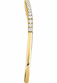 Guldtonad örhänge med en böjd design, som har en rad runda, klara ädelstenar längs ena kanten. Slät och reflekterande yta.