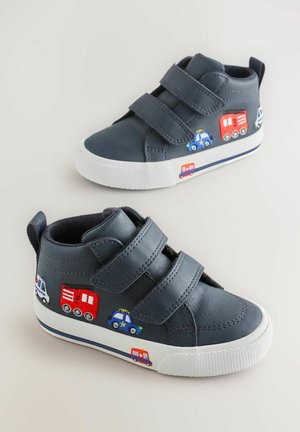 Marineblå højtop sneakers med to velcroremme, hvid gummisål og farverig broderi af biler og lastbiler på siderne.