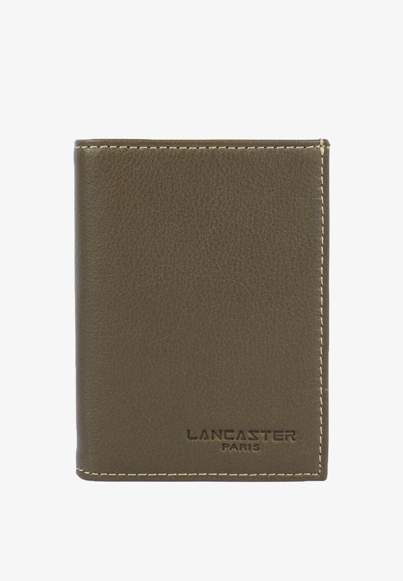 Portefeuille en cuir marron avec surpiqûres blanches et logo Lancaster Paris embossé dans le coin inférieur droit sur fond blanc.
