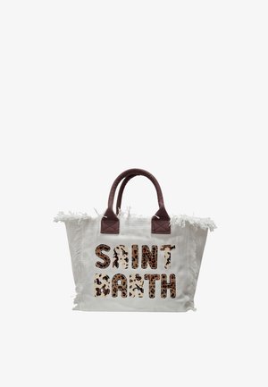 Borsa tote in tela bianca con bordi sfrangiati, manici marroni e scritta "SAINT BARTH" con stampa leopardata sul davanti.