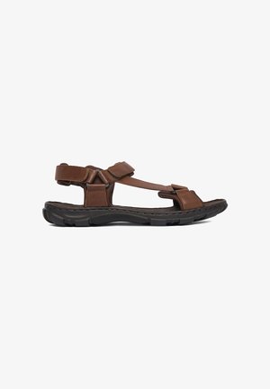 Herre brun læder sandal med åben tå, justerbare velcro stropper og sort struktureret gummisål, sidevisning på hvid baggrund.