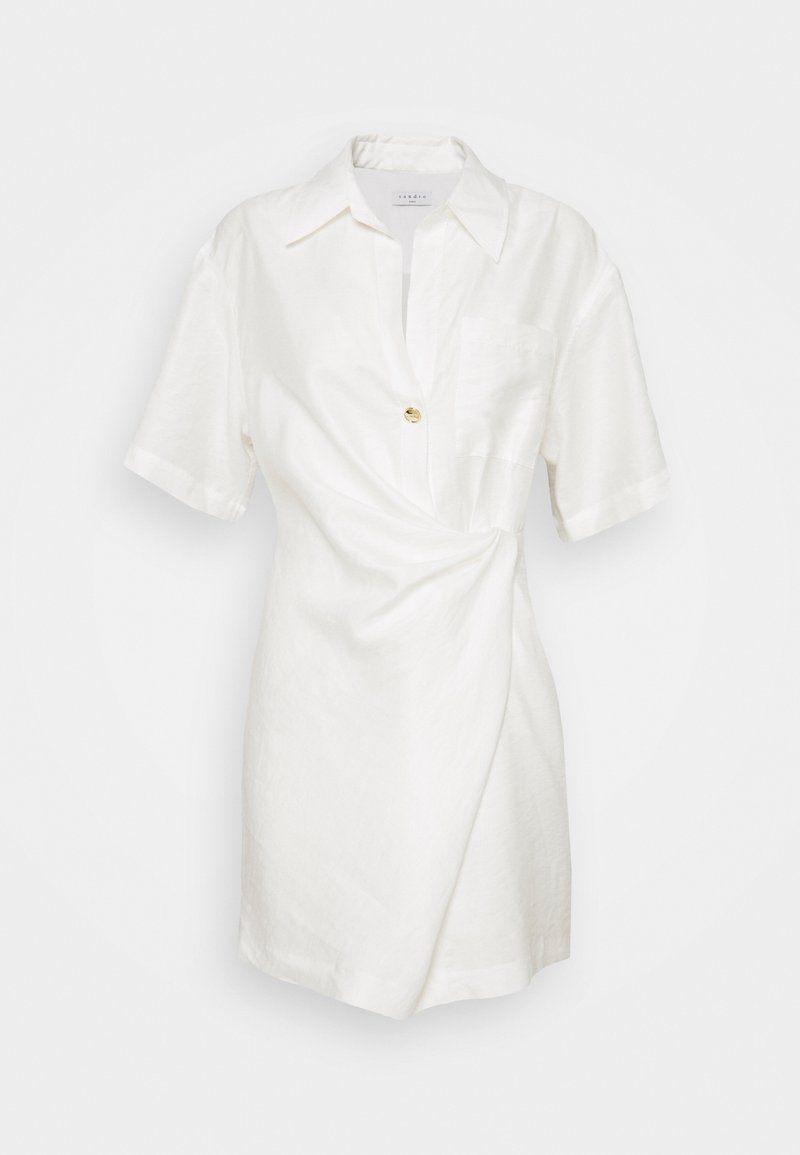 Robe chemise blanche à manches courtes avec col, bouton doré unique, poche poitrine et détail froncé sur le côté droit devant.