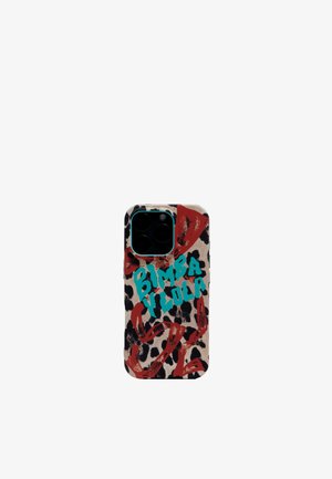 Funda de teléfono con un fondo de estampado de leopardo beige, gráficos en rojo y turquesa llamativos, y un diseño elegante que destaca el recorte de la cámara.