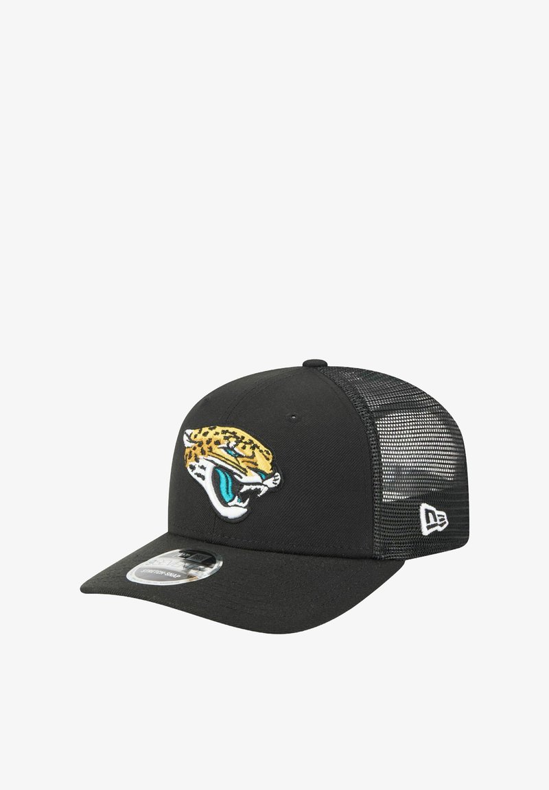 Schwarze Trucker-Cap mit einem strukturierten Mesh-Rücken, auf der Vorderseite mit einem gestickten Jaguarkopf-Logo in Gelb und Türkis.