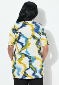 Kurzarmoberteil mit einem Batikmuster in Blau, Gelb und Weiß. Weicher Stoff mit Rundhalsausschnitt und geradem Saum.