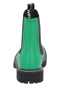 Botas Chelsea verdes y negras con un acabado de cuero suave, tobillo alto, costuras en blanco contrastante y suela de goma texturizada con agarre.