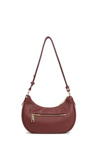 Borsa in pelle borgogna con forma curva, tracolla singola e tasca frontale con zip e dettagli in oro.