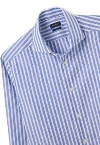 Camicia da uomo caratterizzata da strisce verticali azzurre e bianche, con chiusura frontale a bottoni, colletto classico e texture in tessuto di alta qualità. Nome del marchio visibile.