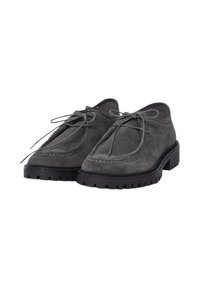 Scarpe in suede grigio con suole in gomma, design con lacci e cuciture decorative lungo le cuciture. Presentano punte arrotondate e materiale testurizzato.