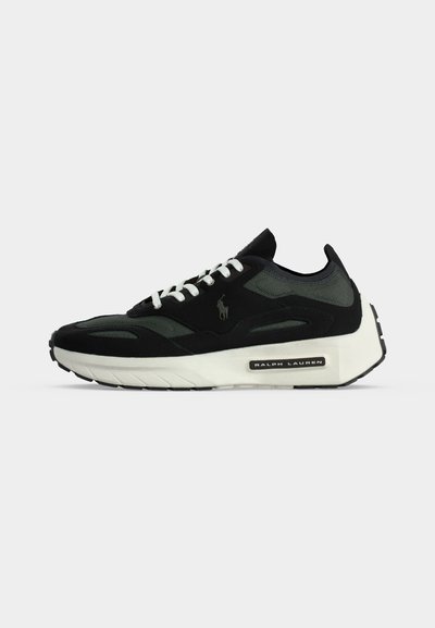 Черно и тъмносиво маратонка Ralph Lauren с бели връзки и дебела бяла подметка, показана отстрани на светъл фон.