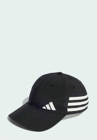 Cappello nero in tessuto con visiera curva. Caratterizzato da un design a tre strisce bianche sul lato e logo sul davanti. Superficie morbida e testurizzata.