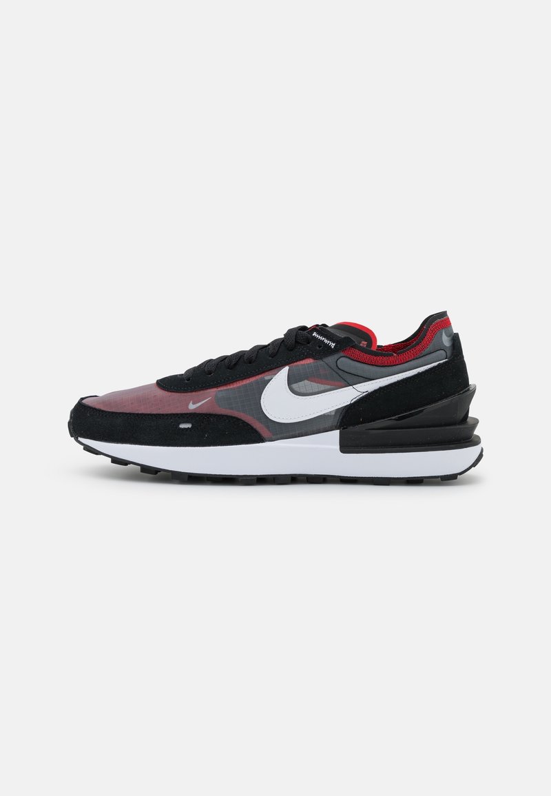 Baskets Nike noires et rouges avec swoosh blanc, lacets noirs et semelle intermédiaire blanche, vues de profil sur fond blanc.