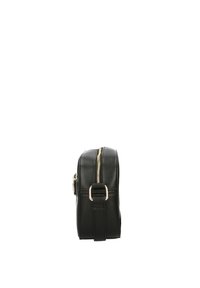 Borse a tracolla nera in pelle con hardware dorato, chiusura con zip, tracolla piatta e forma rettangolare. Finitura testurizzata con dettagli minimi.