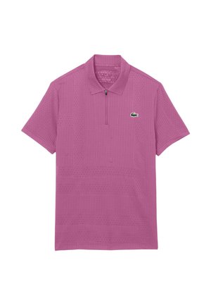 Polo de manga corta color púrpura con un cuello con cremallera y un pequeño logo de cocodrilo verde en el pecho izquierdo.