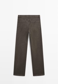 Mörkgrå denimjeans med rak bendesign, femfickorsstil och subtila sömnadsdetaljer på bakfickorna.