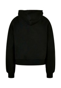 Čierny skrátený zips s kapucňou, elastickými manžetami a rovnými okrajmi. Hladká textúra bez viditeľných vzorov alebo kovových detailov.