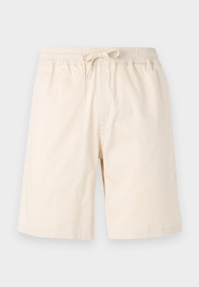 Shorts bej dintr-un material ușor, cu un tiv elastic și șnur pentru ajustare, și un design cu picioare drepte.