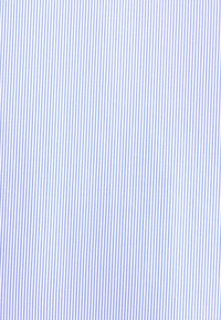 Gros plan d'un tissu avec des fines rayures verticales bleues uniformément espacées sur fond blanc.