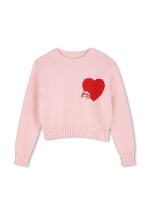 Lichtroze gebreide trui met lange mouwen, geribde boorden en zoom, met een groot rood hart en een klein croissantje met het woord "love" op de borst.