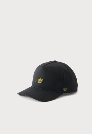 Schwarze Baseballkappe mit gelbem New Balance-Logo auf der Vorderseite und gelbem „47“-Logo an der Seite, dargestellt auf hellem, einfarbigem Hintergrund.