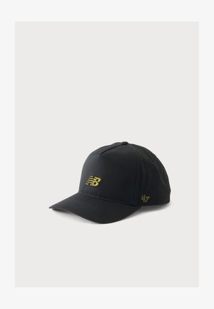 Schwarze Baseballkappe mit gelbem New Balance-Logo auf der Vorderseite und gelbem „47“-Logo an der Seite, dargestellt auf hellem, einfarbigem Hintergrund.
