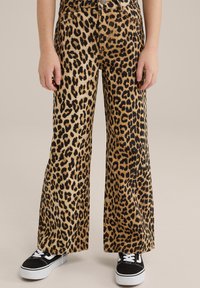 Hlače širokih nogavica s printom leoparda u bež i crnoj boji, denim materijal, pet džepova i kopčanje na gumb s kontrastnim šivanjem.