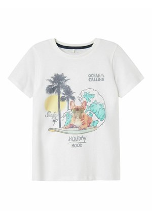 Hvid bomulds t-shirt med et grafisk design af en hund i solbriller på et surfbræt, med palmer og bølger, mærket "Surf's up" og "Holiday Mood."