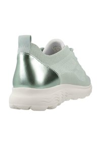 Sneaker verde menta con tomaia in maglia traspirante, accentuata da un tacco metallico e suola bianca imbottita con scanalature ondulate per una migliore aderenza.