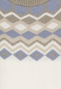 Strickpullover mit einem geometrischen Muster aus Rauten und Zickzacken in sanftem Beige, blassem Blau und Weiß. Ribbelkragen, weicher Textil.
