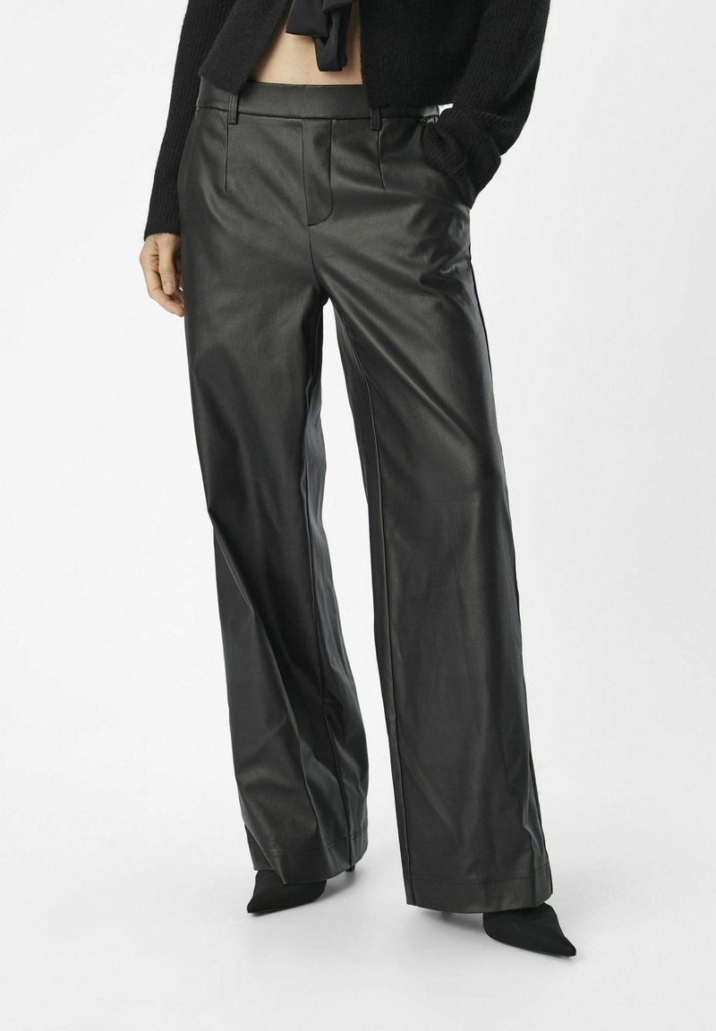 Object MIT WEITEM BEIN BESCHICHTETE - Pantalon classique - black