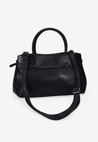 Bolso de piel negra con un acabado texturizado, asas redondeadas y una correa de hombro desmontable. Presenta un cierre mediante cremallera y hardware minimalista.