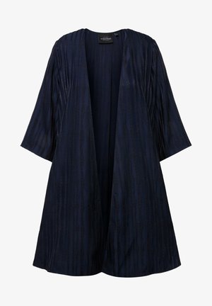 Navy sininen kimono-tyylinen takki, jossa on teksturoituja pystysuoria raitoja, avonainen etuosa ja kolmanneksen pituiset hihat, valmistettu kevyestä kankaasta.