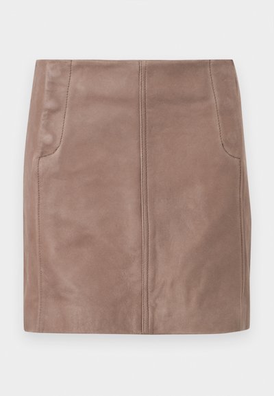 Κοντή καφέ δερμάτινη μίνι φούστα με λεπτομέρειες εμπρός ραφής και πλαϊνές τσέπες, τοποθετημένη επίπεδα σε λευκό φόντο.
