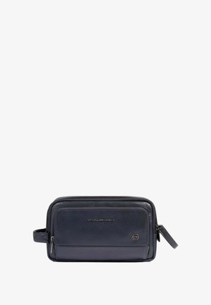 Bolsa de aseo de cuero azul marino compacta con compartimentos con cremallera y un asa lateral, marcada con logotipos metálicos en la parte frontal.