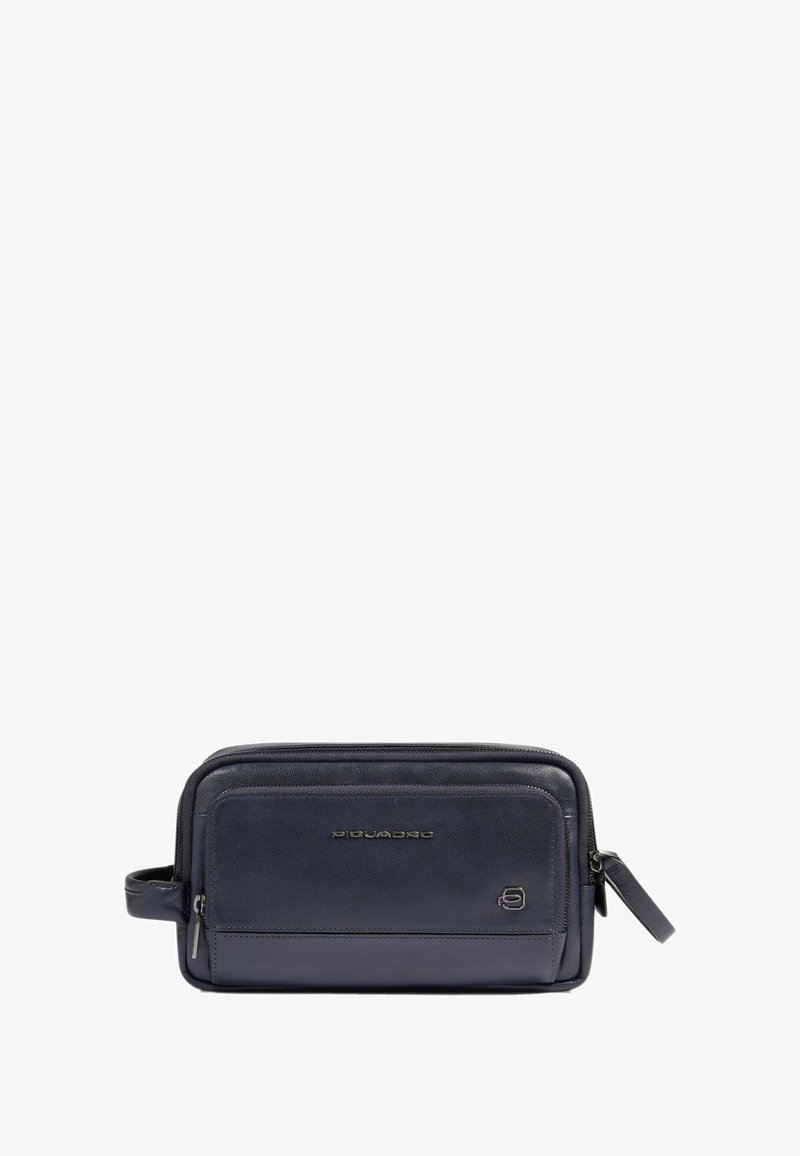 Compact lichtblauw leren toilettasje met ritscompartimenten en een zijhandgreep, gebrandmerkt met metalen logo's aan de voorkant.