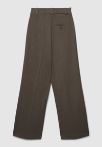 Braune maßgeschneiderte Hose mit geradem Schnitt, einer einzigen Gesäßtasche und Knopfverschluss. Der Stoff scheint glatt mit einer subtilen Textur.