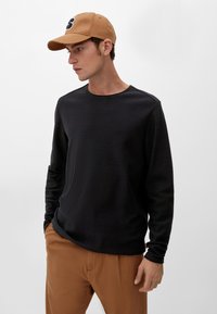 s.Oliver MIT ROLLSAUMBLENDE - Trui - schwarz