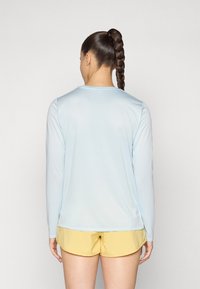 New Balance SPORT ESSENTIALS LONG SLEEVE - Hosszú ujjú felső - frosted glass
