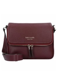 Borsa a tracolla in pelle borgogna con finitura texturizzata, hardware dorato, chiusura a patta e tasca con zip frontale. Tracolla regolabile inclusa.