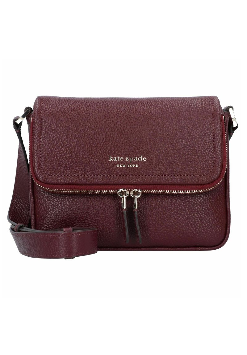 Borsa a tracolla in pelle borgogna con finitura texturizzata, hardware dorato, chiusura a patta e tasca con zip frontale. Tracolla regolabile inclusa.