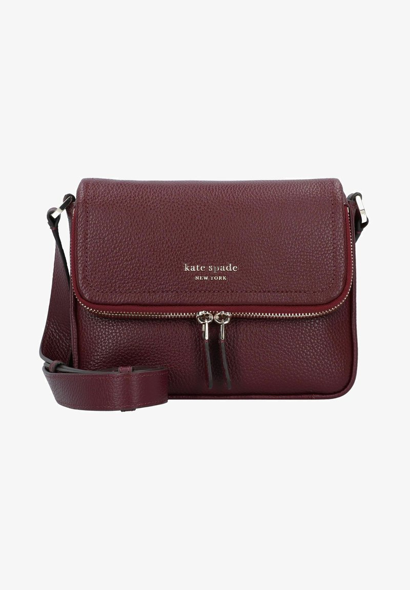 Bordeaux kožená crossbody taška s texturovaným povrchem, zlatými kovovými doplňky, klopovým uzávěrem a přední kapsou na zip. Součástí je nastavitelné ramenní popruhy.