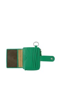 Portefeuille en cuir vert avec fermeture éclair, six emplacements pour cartes, une poche transparente et un porte-clés. Texture lisse avec une branding discrète.