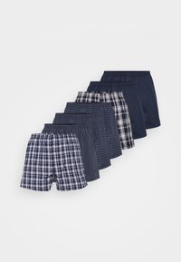 Sete pares de boxers com padrões variados, incluindo designs xadrez e listrados em azul-marinho e branco. Inclui cinturas elásticas.