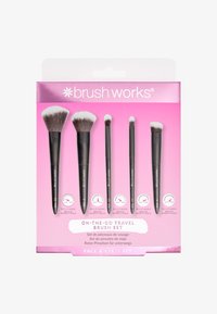 Set de brochas de viaje que incluye cinco brochas con mangos negros y cerdas sintéticas suaves, empaquetadas en una caja rosa y blanca con instrucciones de uso.