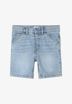 Lyseblå denimshorts med klassisk femlommersdesign, knappeåpning og rett benklipp. Har synlig søm og lett fading.