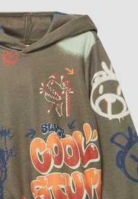 Bluza z kapturem w oliwkowym kolorze, zdobiona żywymi grafikami w stylu graffiti w odcieniach czerwieni, niebieskiego i pomarańczowego, o miękkiej fakturze i luźnym kroju.