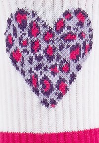 Strickpullover mit weißem Grund, gerippter Textur, einem lila und rosa Leopardenmuster-Herzdesign und einem rosa Streifen am Saum.