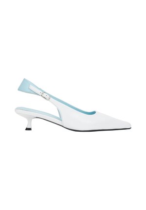 Biały but na obcasie typu slingback z ostrym noskiem, jasnoniebieską wewnętrzną wyściółką i regulowanym paskiem, z niskim obcasem typu kitten i czarnym czubkiem podeszwy.