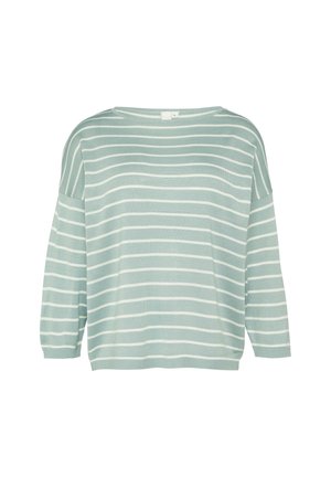 Suéter de punto azul claro con rayas horizontales blancas, escote barco y mangas tres cuartos. Textura suave con un ajuste relajado.