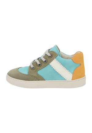 Niedrige Sneaker mit hellblauen, olivgrünen und orangen Paneelen, weißem Streifendetail, grauen Schnürsenkeln und weißer Sohle.